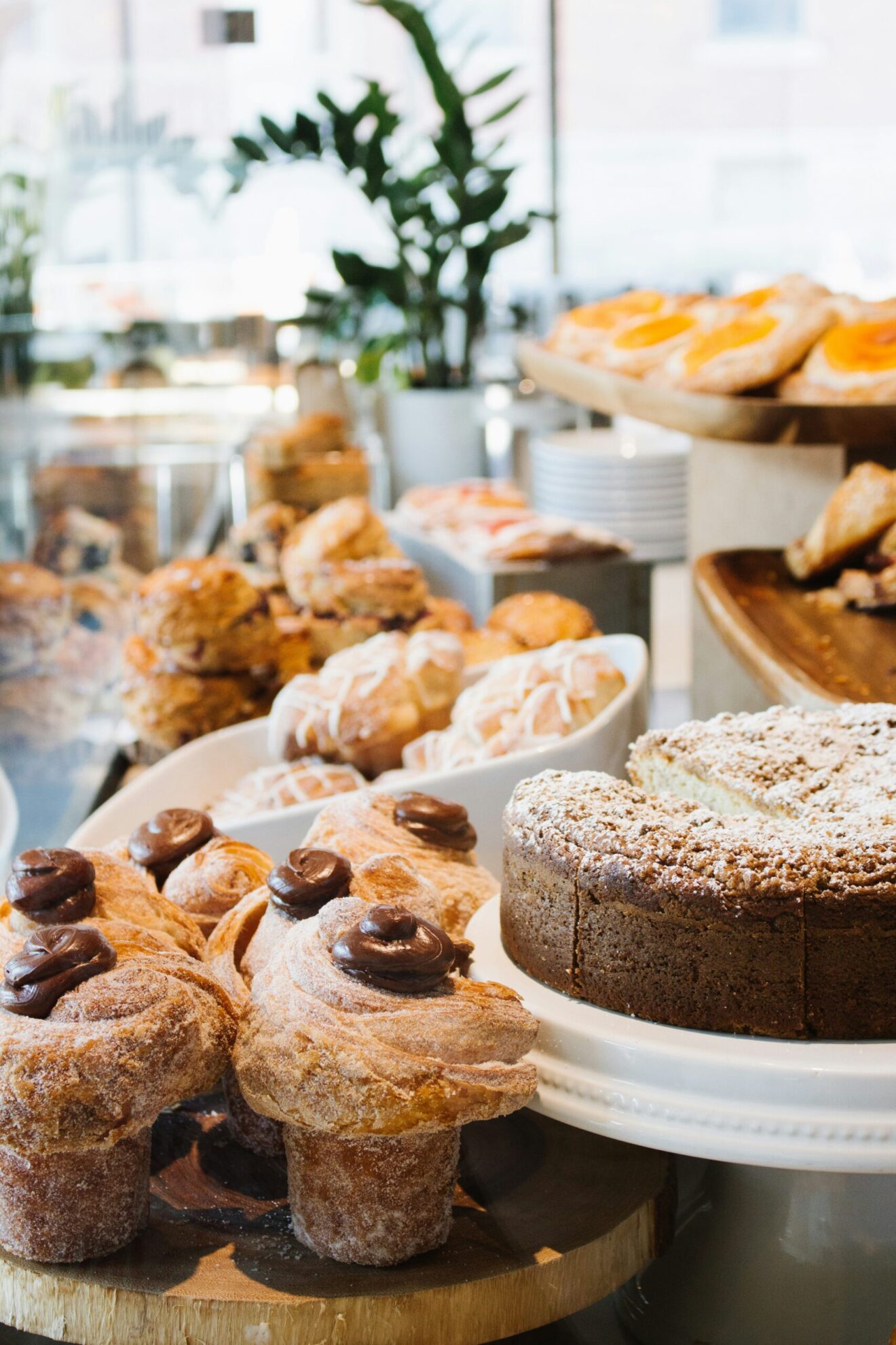 Image de pâtisseries artisanales de la Boulangerie, incluant des viennoiseries, des tartes et des gâteaux faits maison