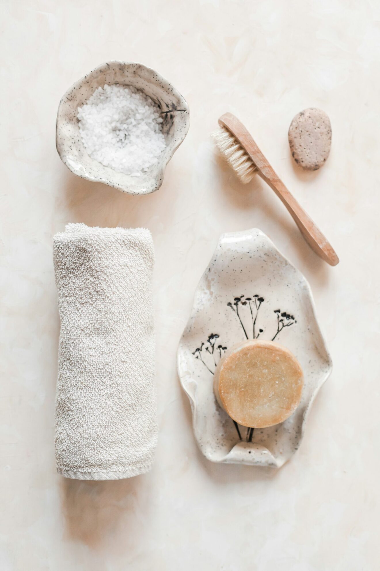Image d'un savon artisanal de la Savonnerie, fabriqué à partir d'ingrédients naturels et biologiques, offrant un soin doux et hydratant.